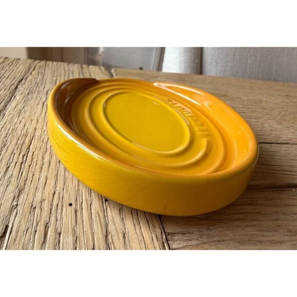 Le Creuset Stoneware Oval Spoon Rest Nectar Yellow NEW - Picture 4 of 4